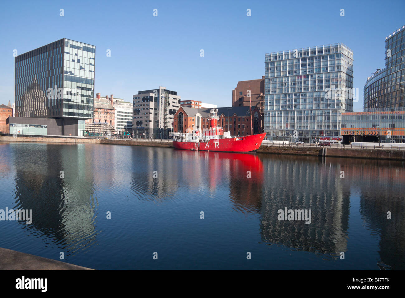 Lotsenboot oder Feuerschiff "Planet" vor Anker in Liverpools Canning Docks.  Es war bekannt als LV23 Licht Behälter Stockfoto