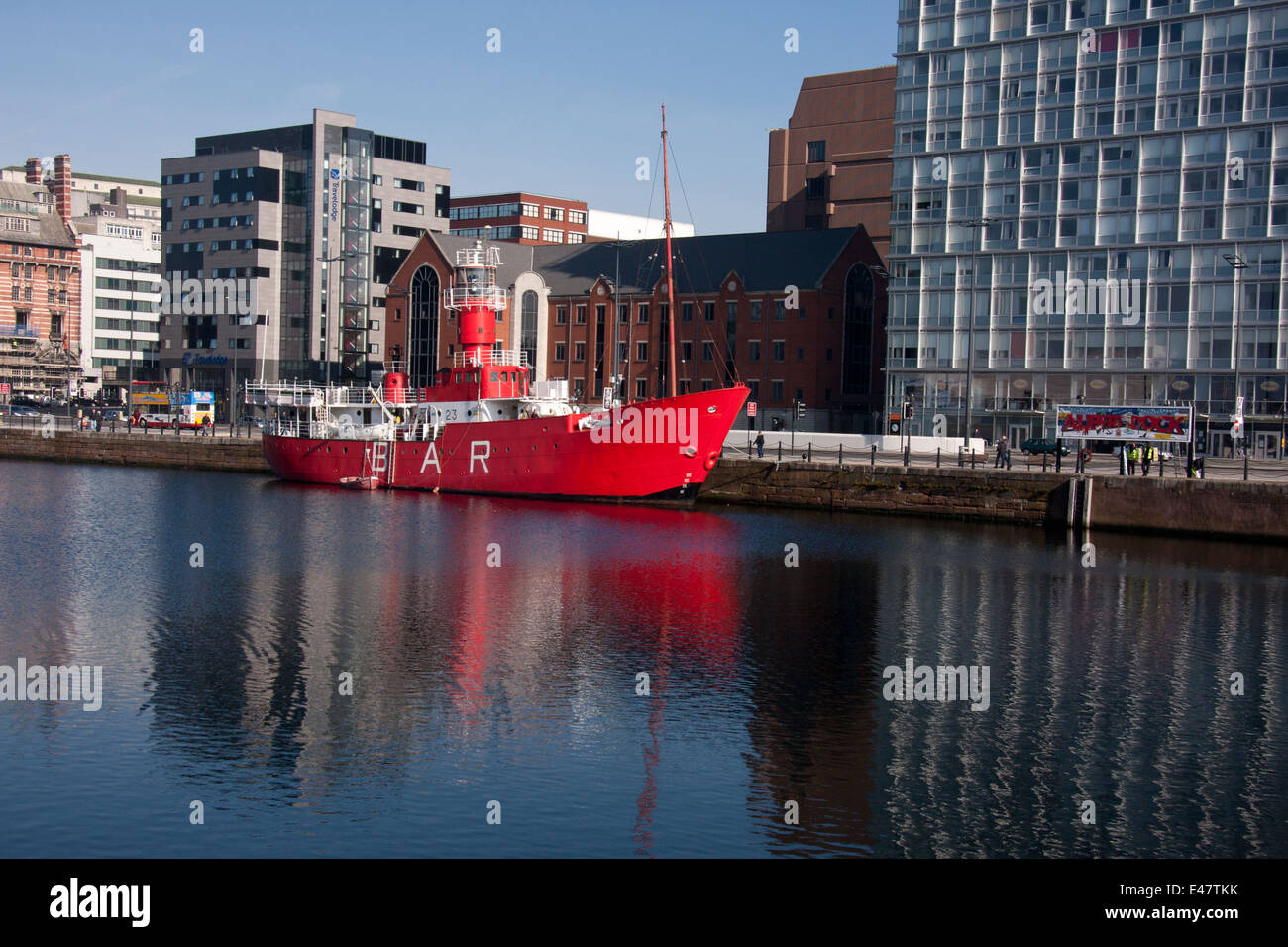 Lotsenboot oder Feuerschiff "Planet" vor Anker in Liverpools Canning Docks.  Es war bekannt als LV23 Licht Behälter Stockfoto