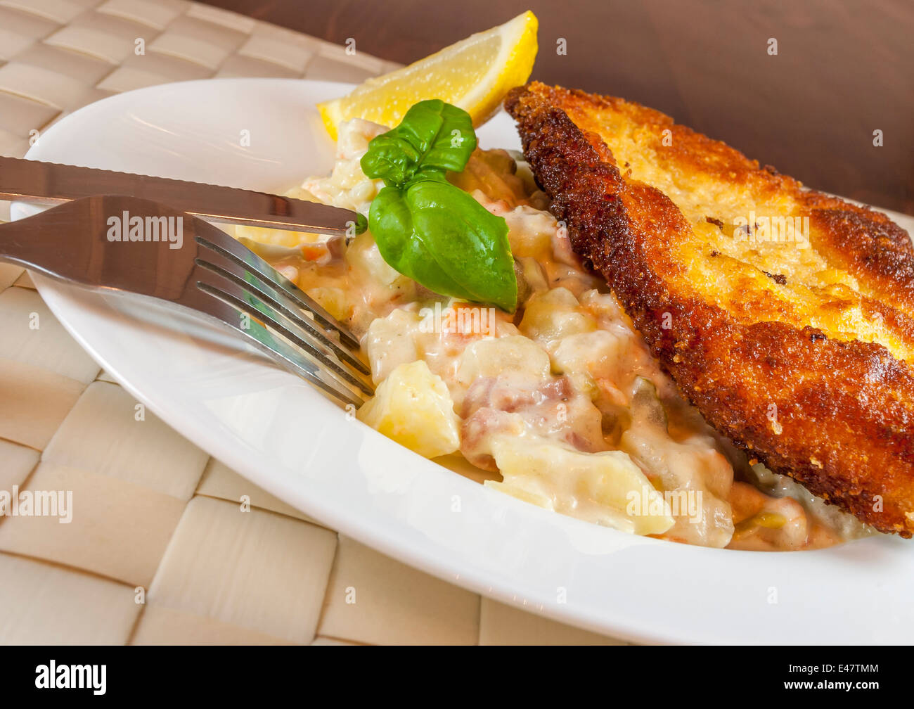 Schnitzel kartoffelsalat -Fotos und -Bildmaterial in hoher Auflösung ...