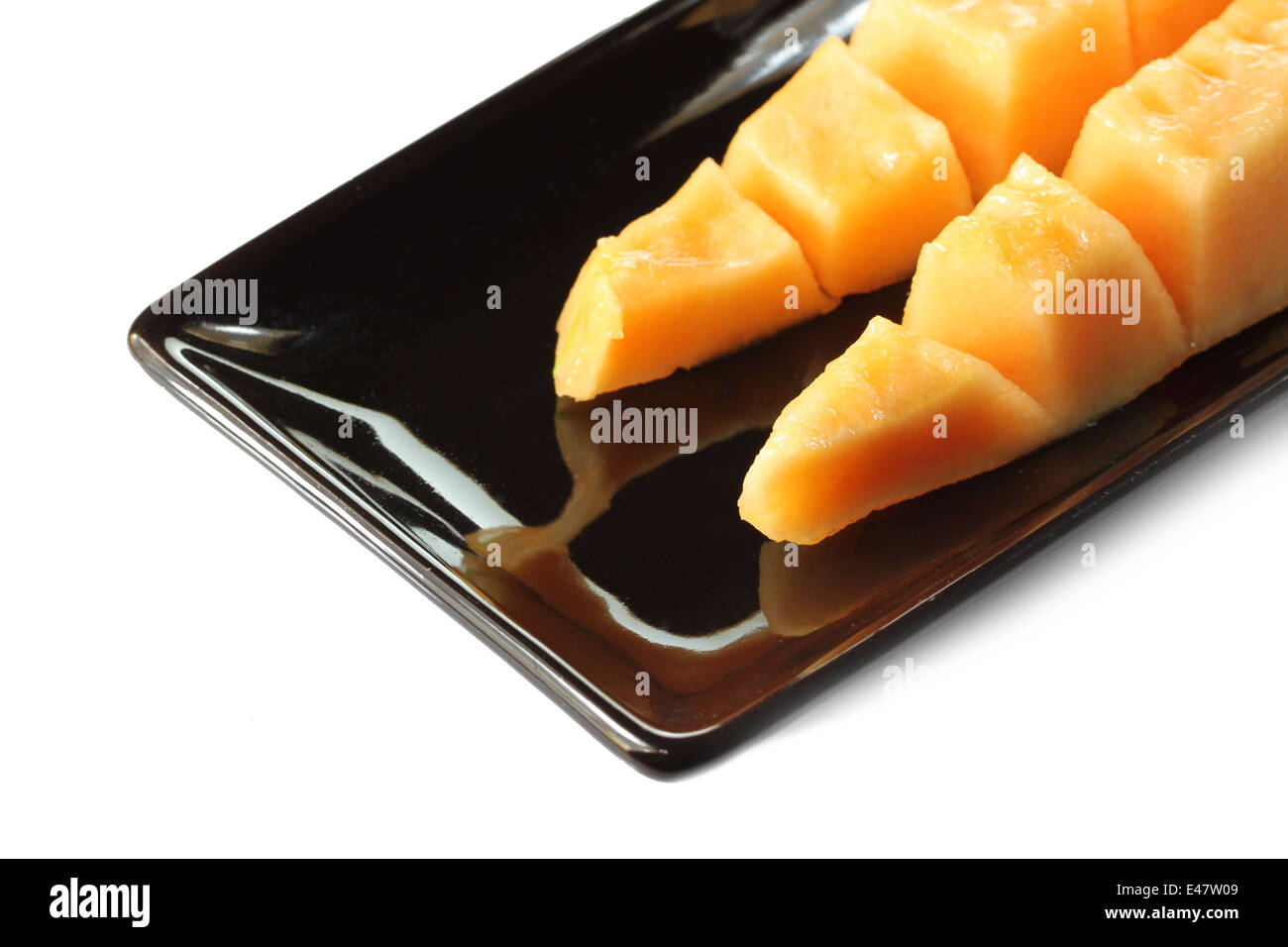 Scheiben Melone Melone Frucht in schwarzer Schale auf weißem Hintergrund. Stockfoto