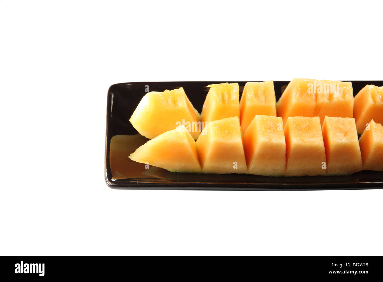 Scheiben Melone Melone Frucht in schwarzer Schale auf weißem Hintergrund. Stockfoto