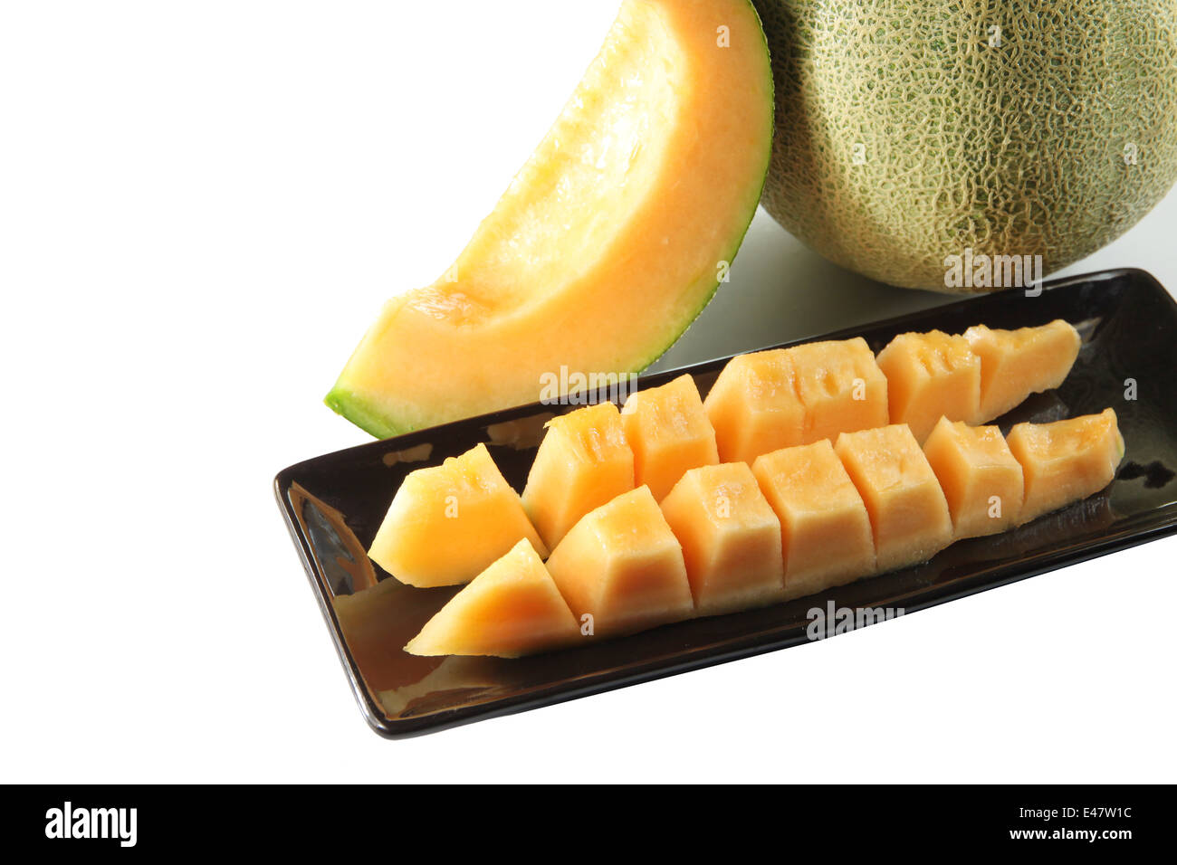 Scheiben Melone Melone Frucht in Blackdish auf weißem Hintergrund. Stockfoto