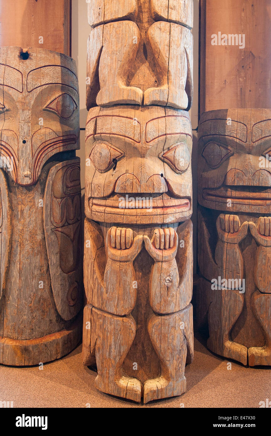 Erste Nation indische Haida Küstenbewohner Totem Totems Geschichte Polen Museum of Northern British Columbia, Prince Rupert, Kanada. Stockfoto