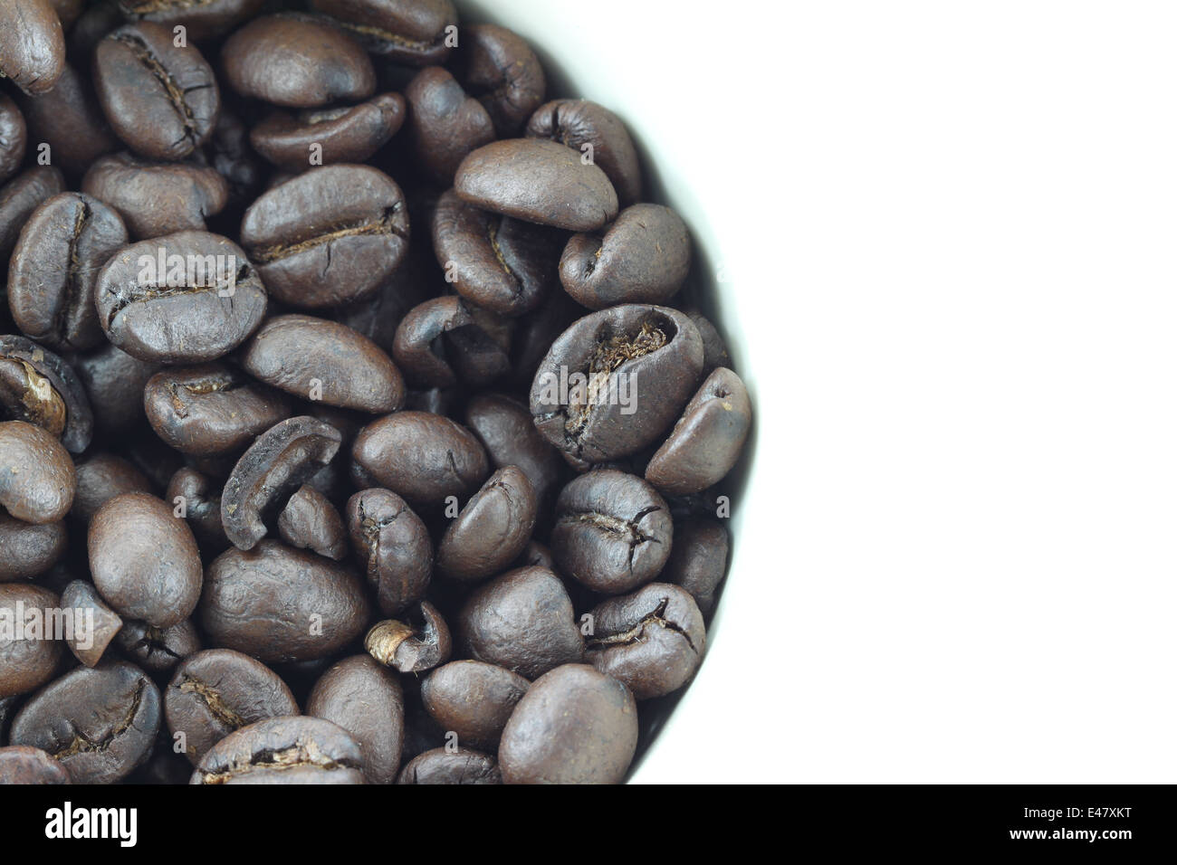 Kaffeebohnen in weißen Tassen auf dem weißen Hintergrund. Stockfoto