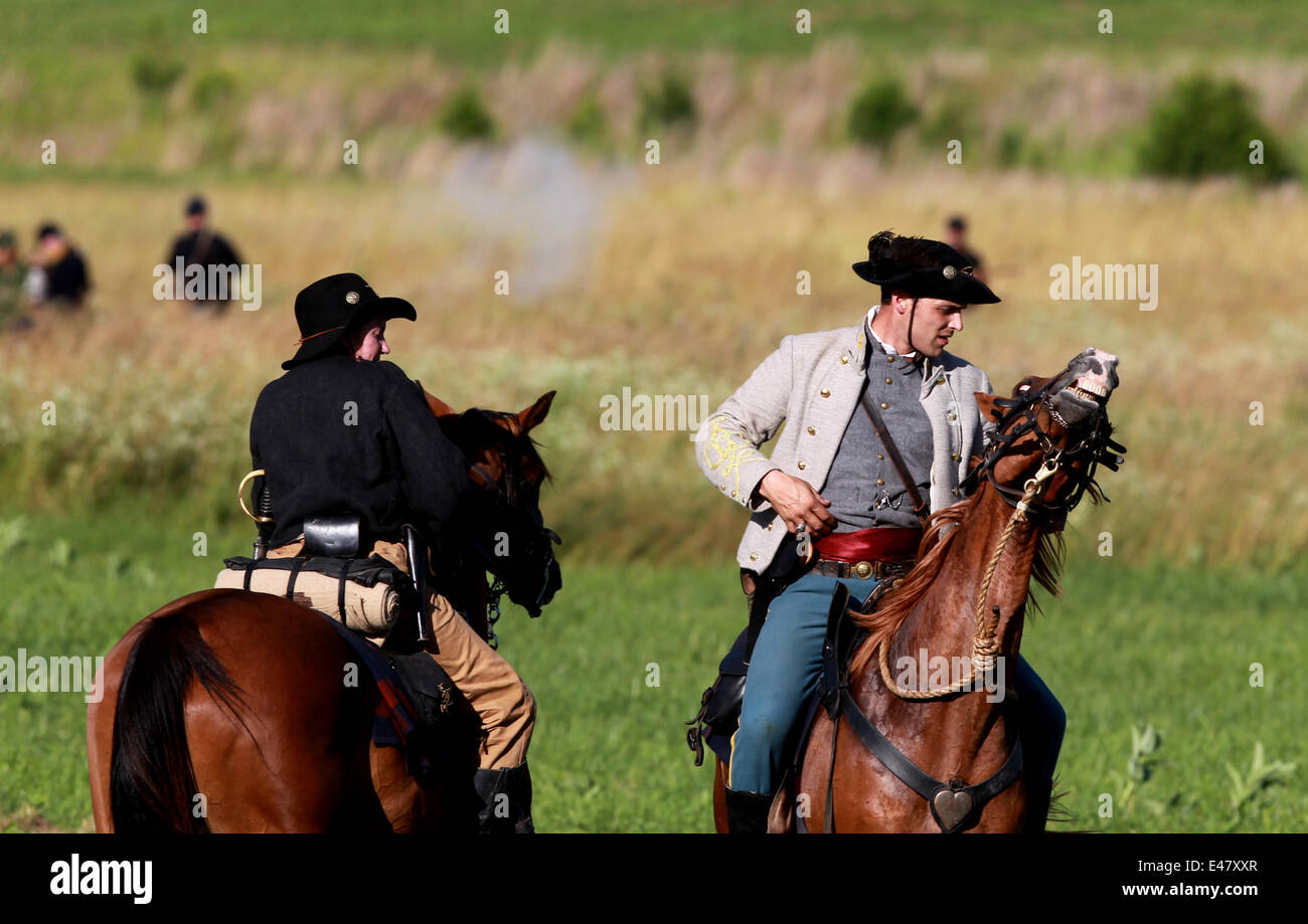 Gettysburg, USA. 4. Juli 2014. Schauspieler spielen Bundes- und konföderierten Truppen Zusammenstoß bei Reenactment Aktivitäten des 151. Jahrestags der Vereinigte Staaten Bürgerkrieg Schlacht bei Gettysburg, Pennsylvania, USA, 4. Juli 2014. Bildnachweis: Cheng Li/Xinhua/Alamy Live-Nachrichten Stockfoto