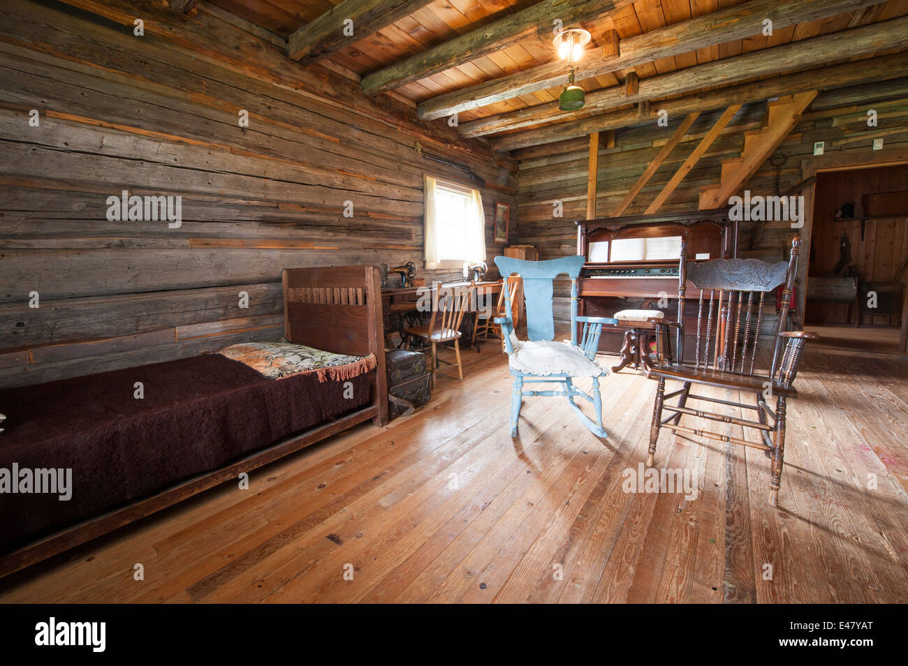 Innenraum Möbel Blockhaus Haus Heritage Park Museum, Terrasse, British Columbia, Kanada. Stockfoto