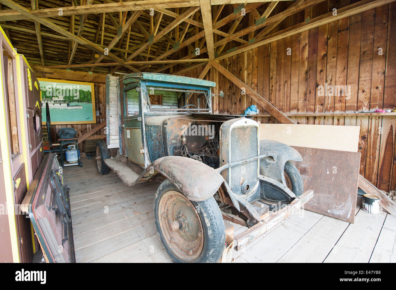 Alte antike Chevrolet Auto Lkw Oldtimer in Scheune im Heritage Park Museum, Terrasse, British Columbia, Kanada. Stockfoto