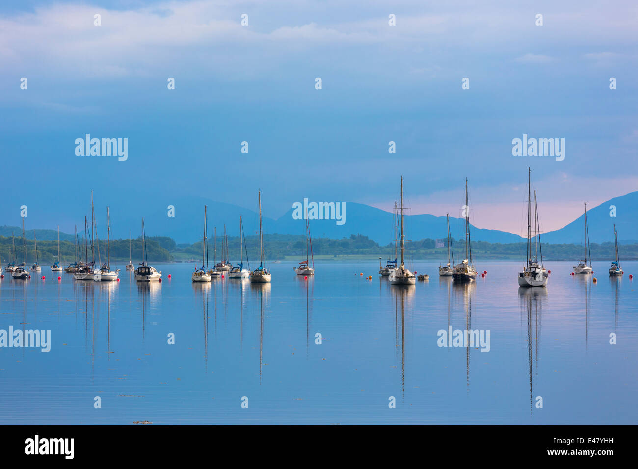 Yachten vor Anker am Loch Crerans, Reflexionen auf dem Meer-See bei Sonnenuntergang, Westküste von Schottland, Creagan in der Region Argyll Stockfoto