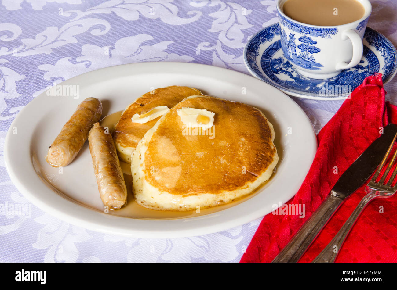 Pfannkuchen Würste Kaffee Frühstück am Fort St Saint James National Historic Site Handelsposten, Britisch-Kolumbien, Kanada. Stockfoto