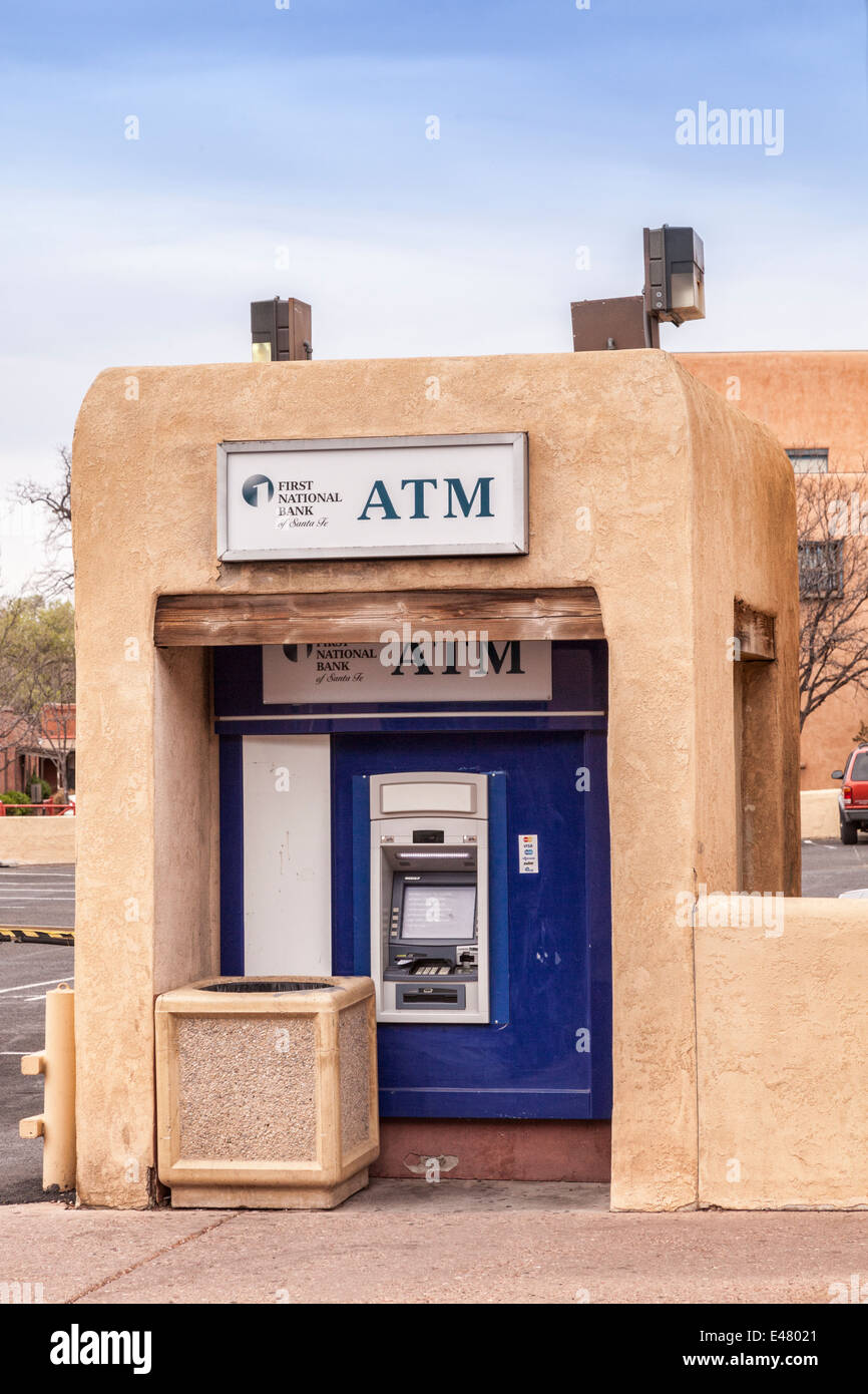 ATM im traditionellen Stil Adobe Gehäuse in der historischen Bezirk von Santa Fe, New Mexico. Stockfoto