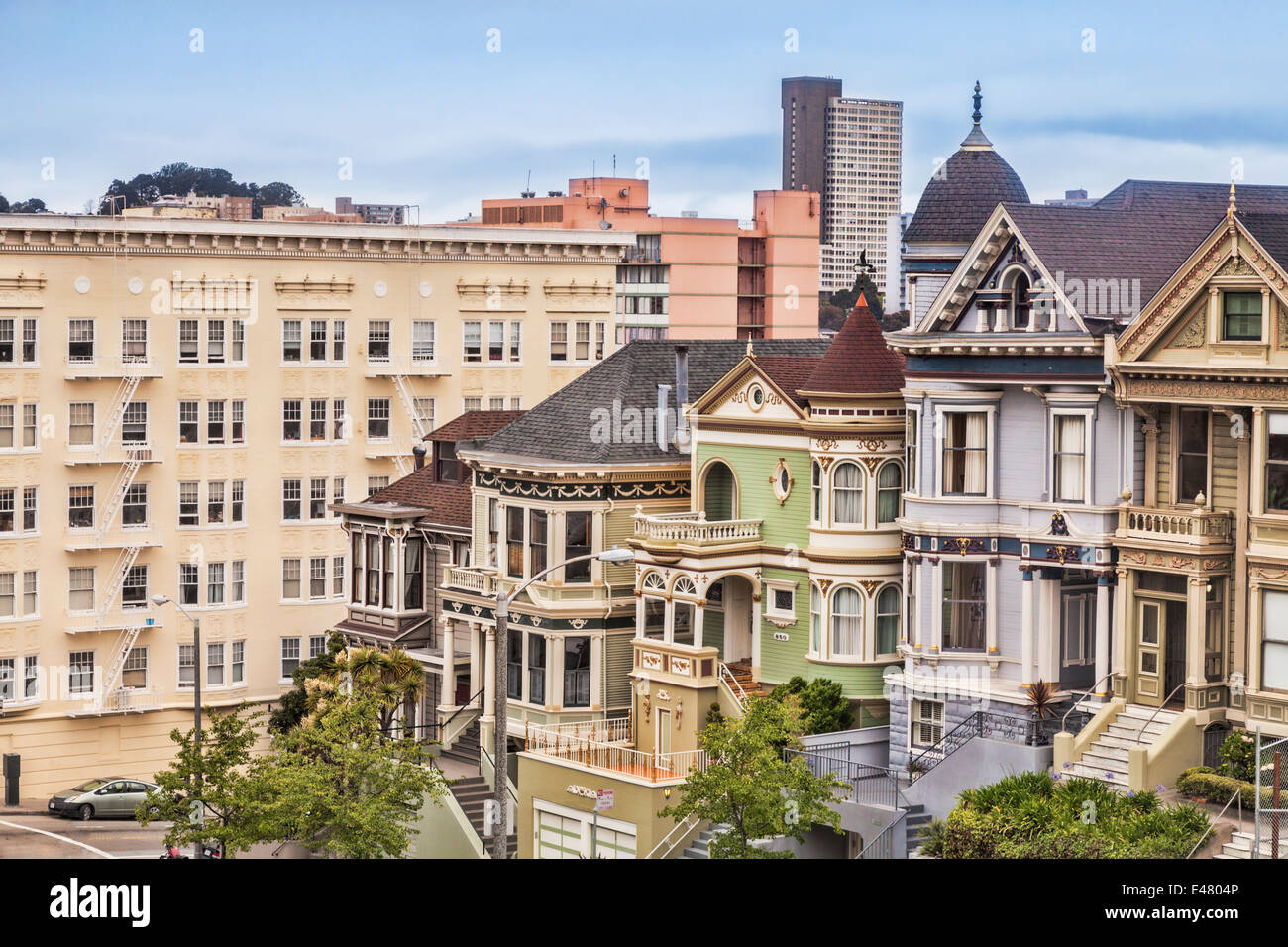 Schöne alte Häuser in Alamo Square, San Francisco, bekannt als der Painted Ladies. Sie sind ein Symbol der Stadt. Stockfoto