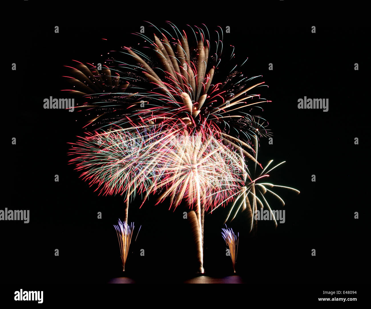 Feuerwerk und Feuerwerkskörper in der Dunkelheit-Hintergrund. Stockfoto