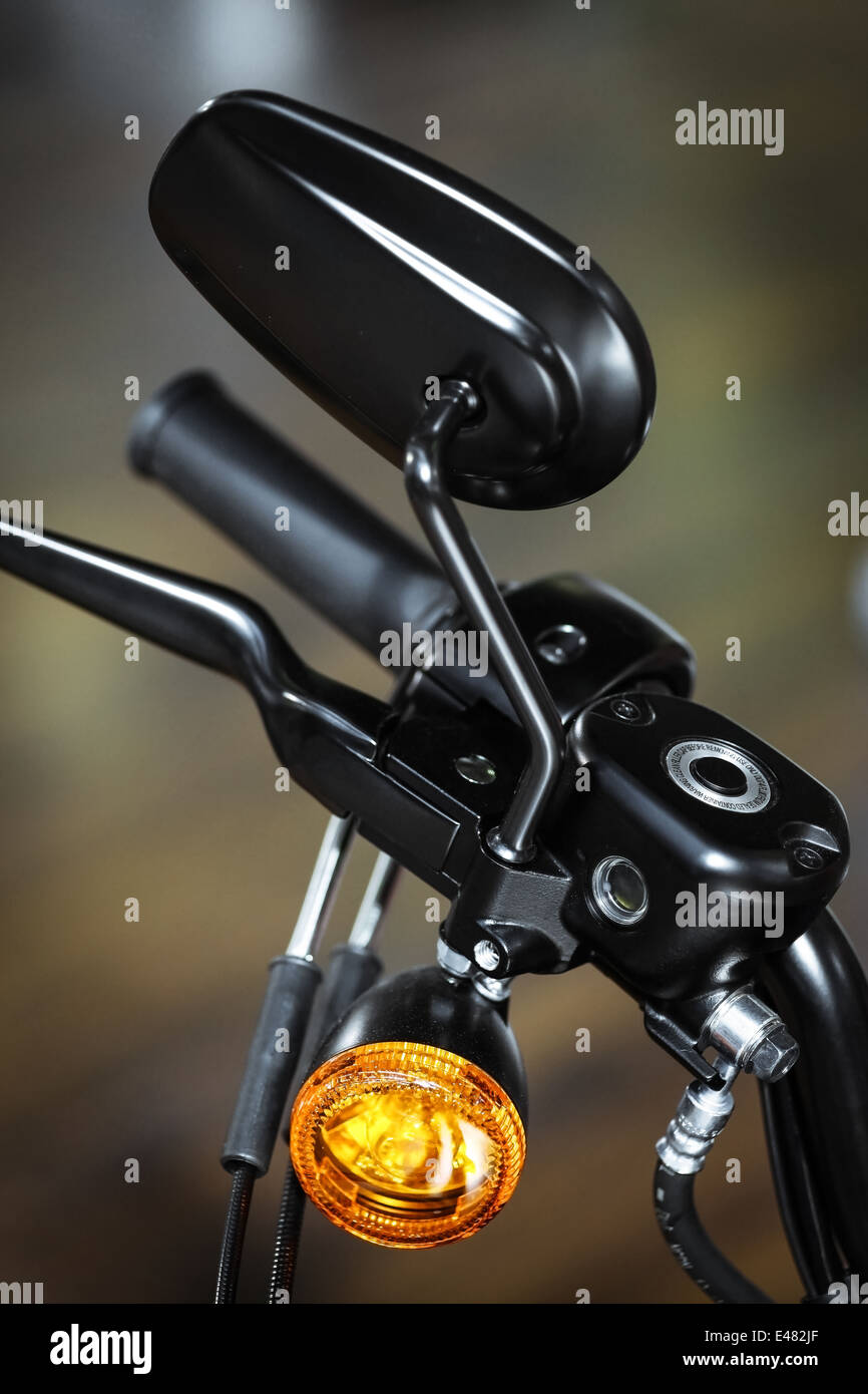 Detail mit dem Hebel und Blinker eines Motorrades. Stockfoto