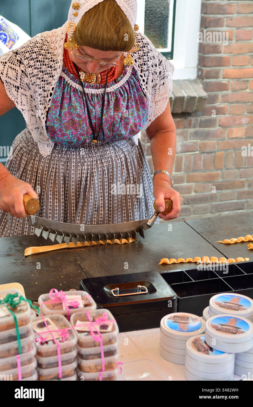 Markt in Domburg, Holland, Frau in traditioneller Kleidung macht Karamellbonbons Stockfoto