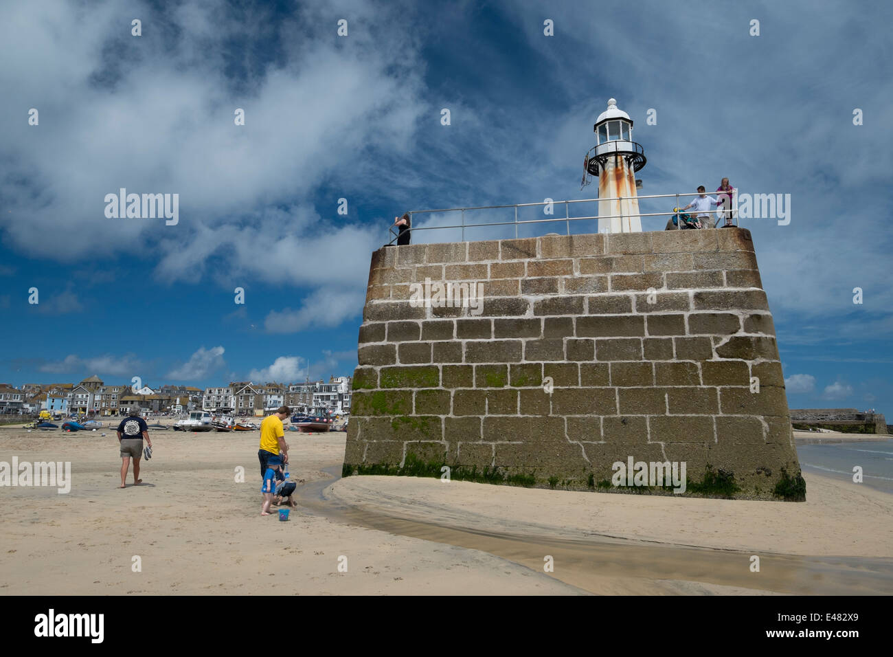 Menschen genießen den Strand nahe Smeatons Pier in St Ives Cornwall an einem Sommertag Stockfoto