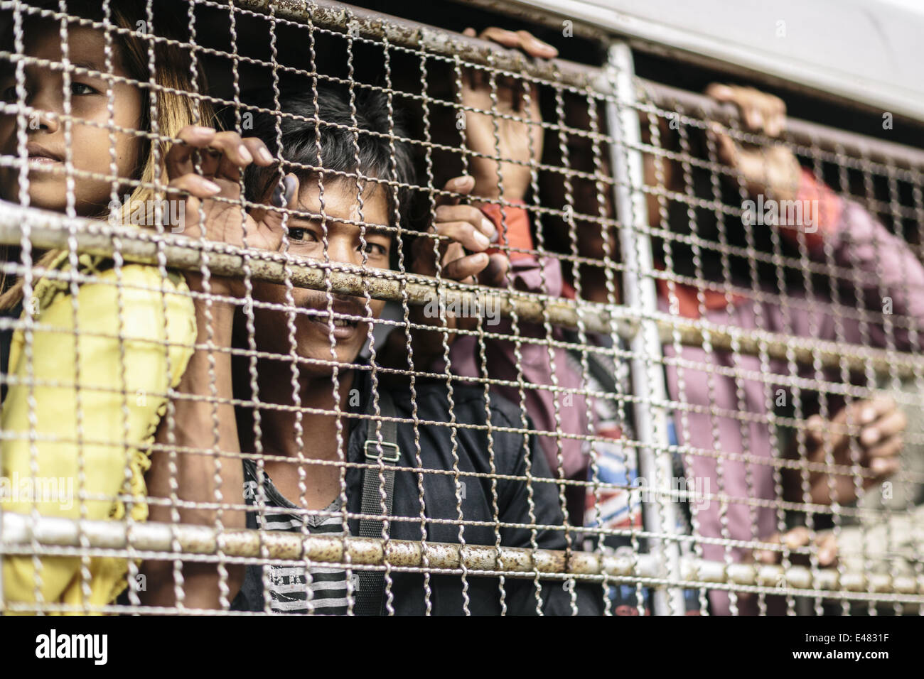 16. Juni 2014 - Aranyaprathet/Poipet, Sa Kaeo Provinz, Thailand - Migrant Kambodschaner arbeiten in Thailand sind bis zur Grenze von Fremdenpolizei bevor sie zurück nach Hause während eine Massenflucht, Aranyaprathet Stadtzentrum, Aranyaprathet/Poipet, Thailand übertragen. Eine hartes Vorgehen gegen illegale Einwanderung aus den thailändischen Militärs fürchten, sind mehr als 120.000 kambodschanische Migranten berichtet, dass die Grenze überschritten haben und zurück nach Kambodscha in einer Woche. Schätzungen gehen von mindestens 150.000 legaler und illegaler Einwanderer aus Kambodscha arbeiteten in Thailand vor dem Exodus, in der Regel in der Bau- und s Stockfoto