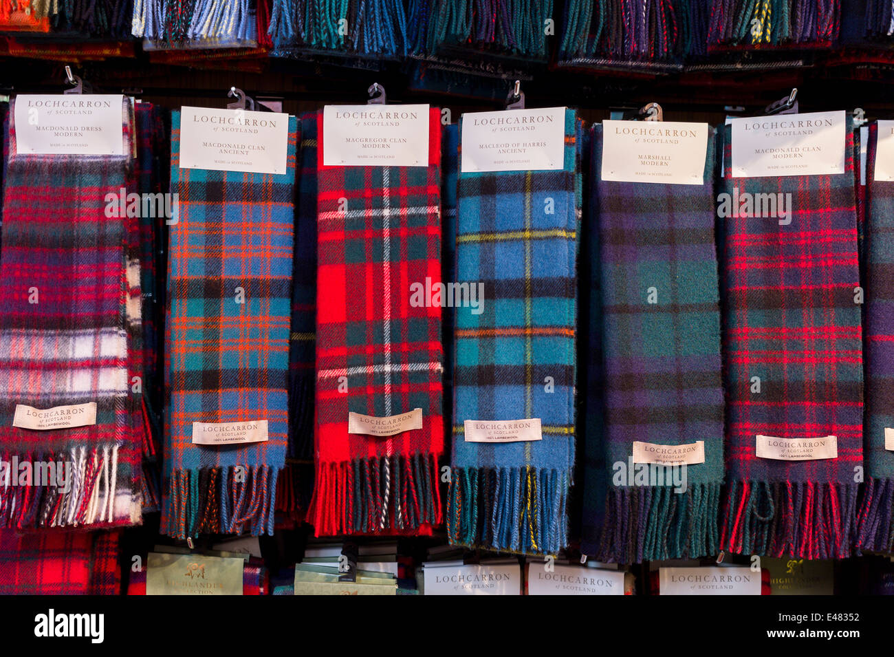Traditionelle Highland Clan Tartan Schals auf dem Display zum Verkauf an Lochcarron Weavers in Lochcarron in den Highlands von Schottland Stockfoto