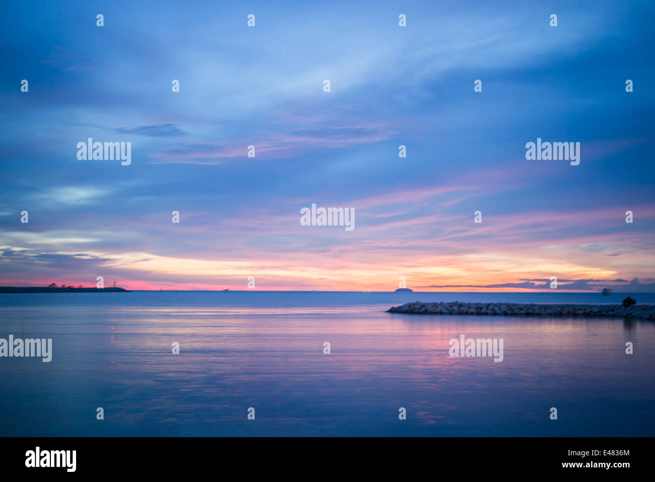 Entspannende Twilight Hintergrund der Meeresküste, Fotoarchiv Stockfoto