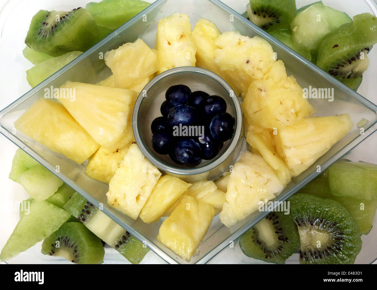 Supermarkt-Obstteller aus Ananas, Kiwi und Heidelbeeren, London Stockfoto