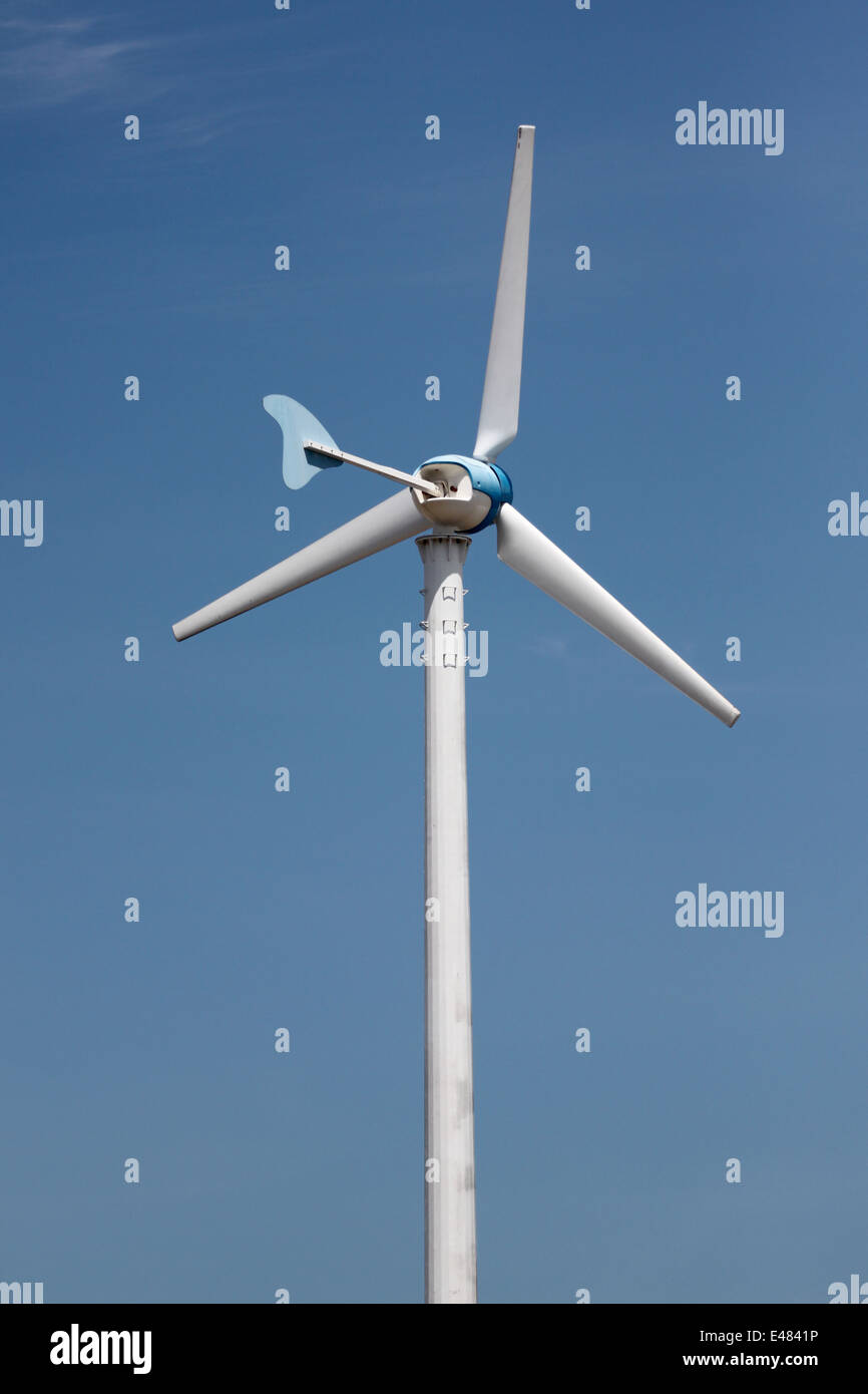 Windkraftanlagen Sie auf blauen Himmelshintergrund auszuführen. Stockfoto