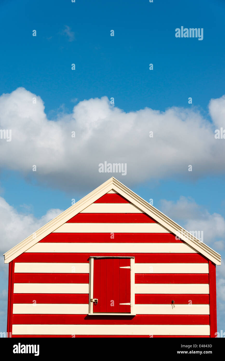 Eine rot-weiß gestreiften einzelne Strandhütte am Meer in Southwold Suffolk UK an einem sonnigen Tag Stockfoto