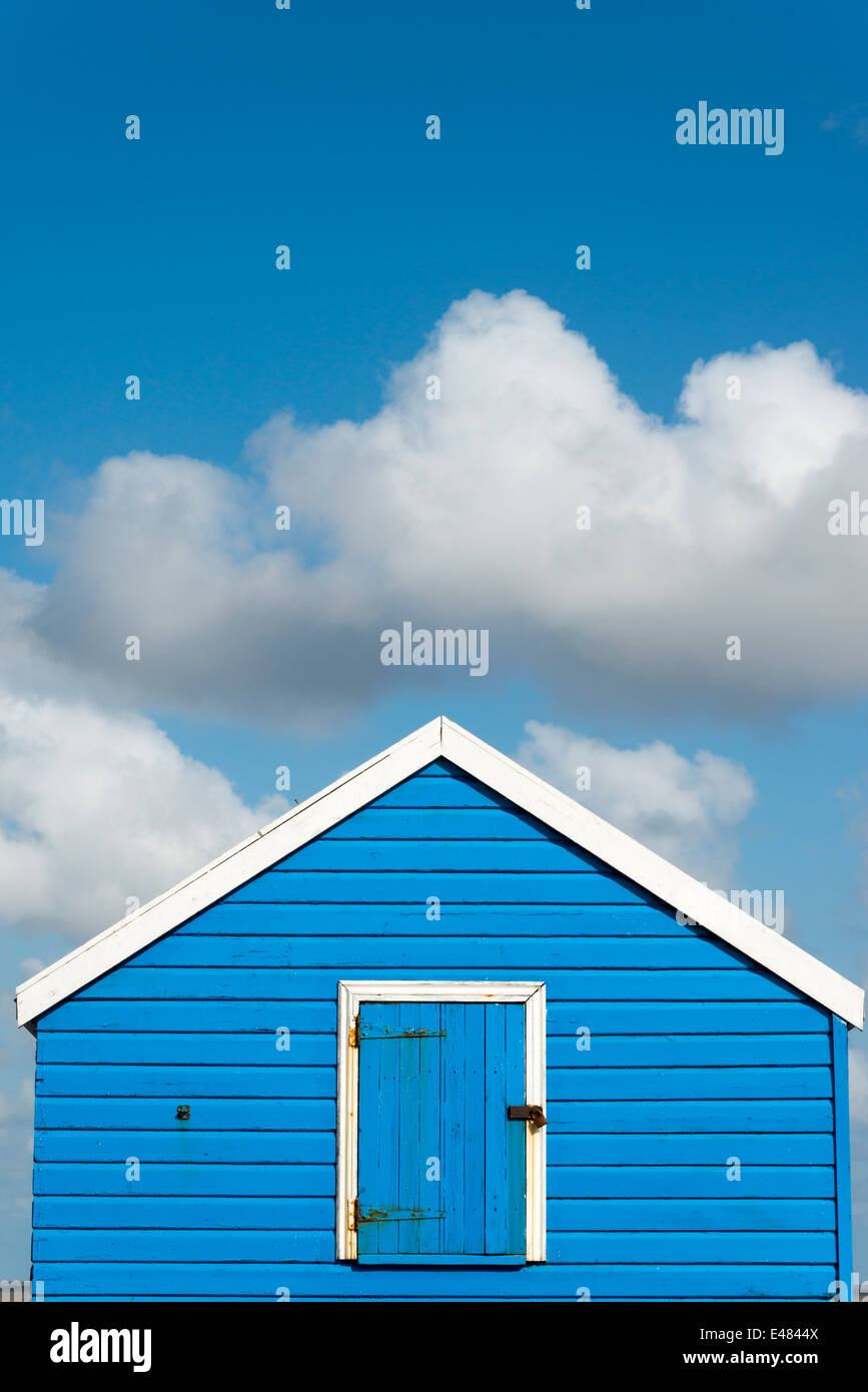 Eine blaue und weiße einzelne Strandhütte in Southwold, Suffolk UK Stockfoto