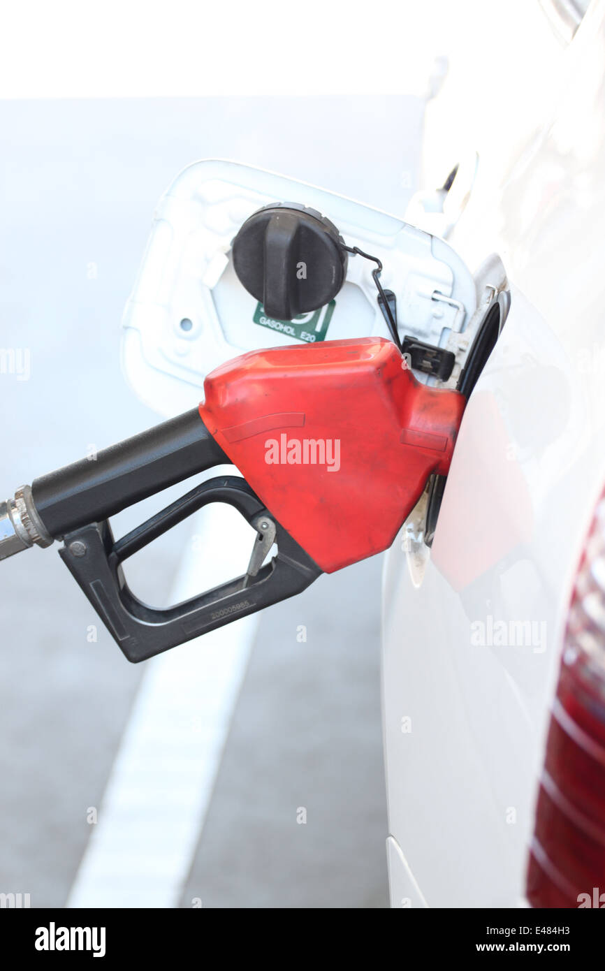 Roter Brennstoff Düse in Gießen, Auto auf Gas Station. Stockfoto