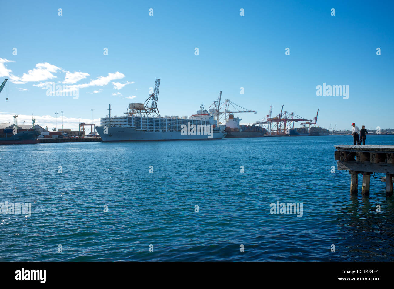 Der Hafen von Fremantle. Es gibt zwei Menschen Angeln am Pier auf der rechten Seite des Bildes.  Das Schiff ist die Maysora. Stockfoto