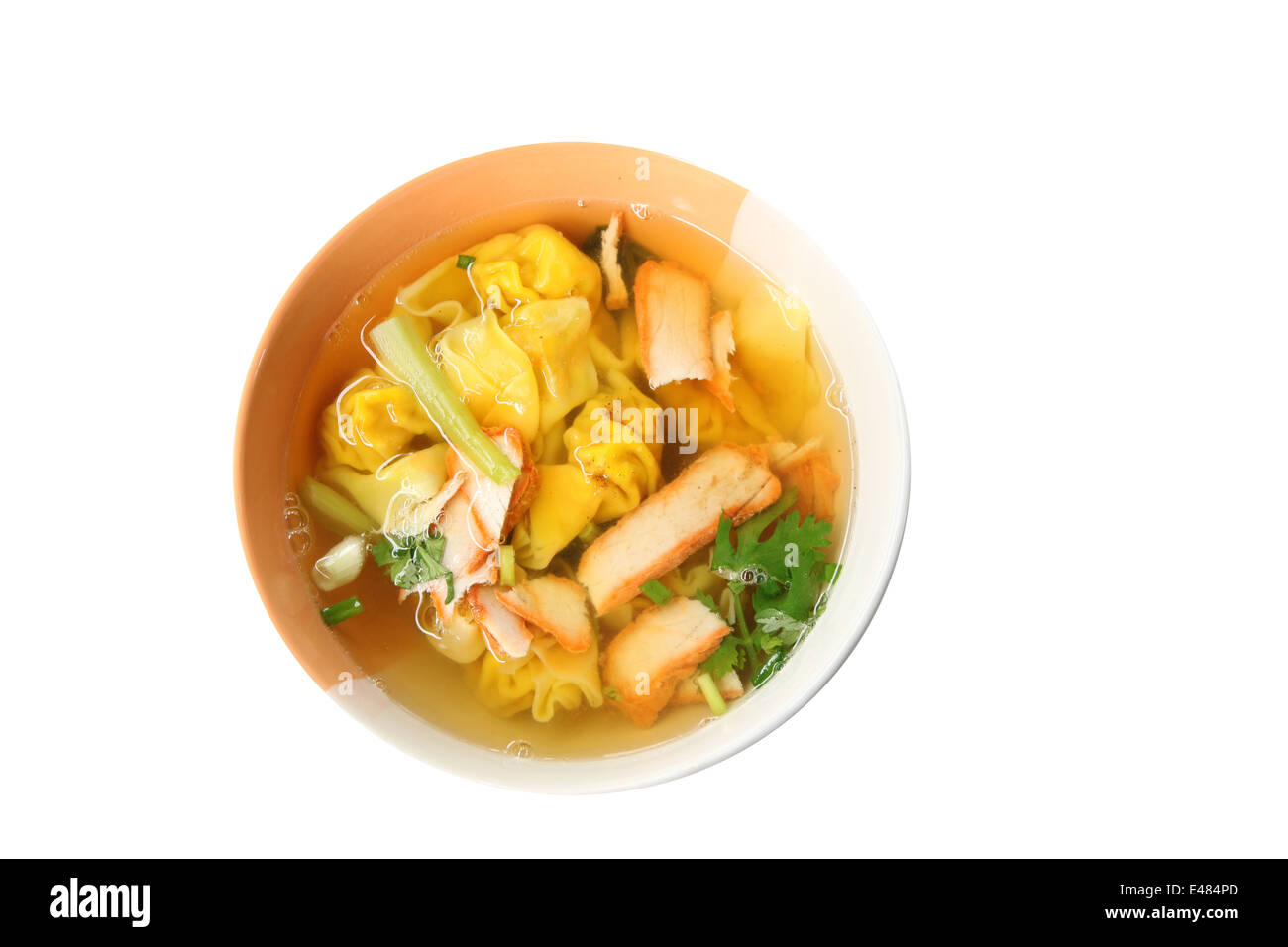 Wonton Nudelsuppe in Schüssel mit isoliert auf weißem Hintergrund. Stockfoto