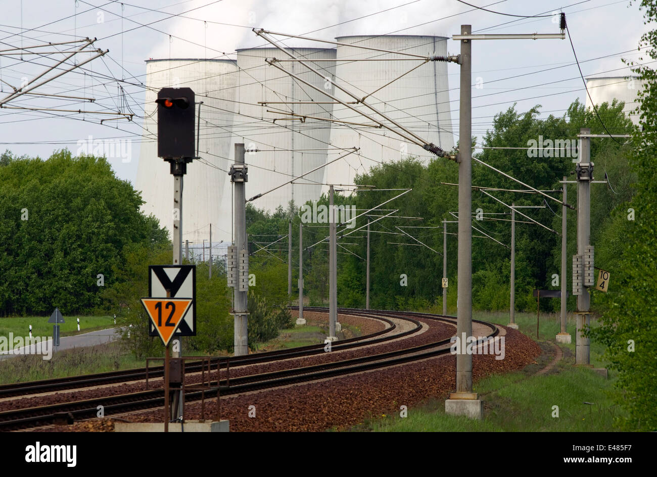 Gleisanlagen mit Kühltürmen Stockfoto