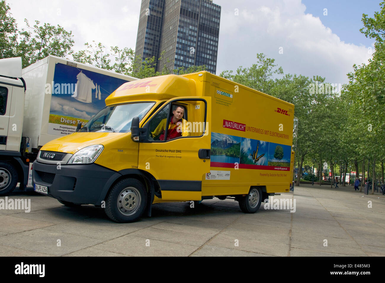 DHL Paket elektrische Auto Stockfoto