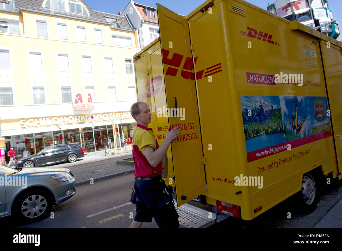 DHL Paket elektrische Auto Stockfoto