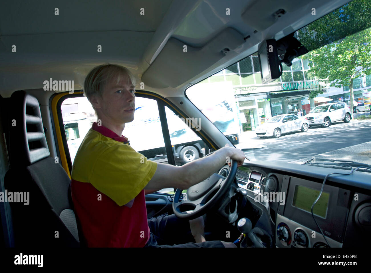 DHL Paket elektrische Auto Stockfoto