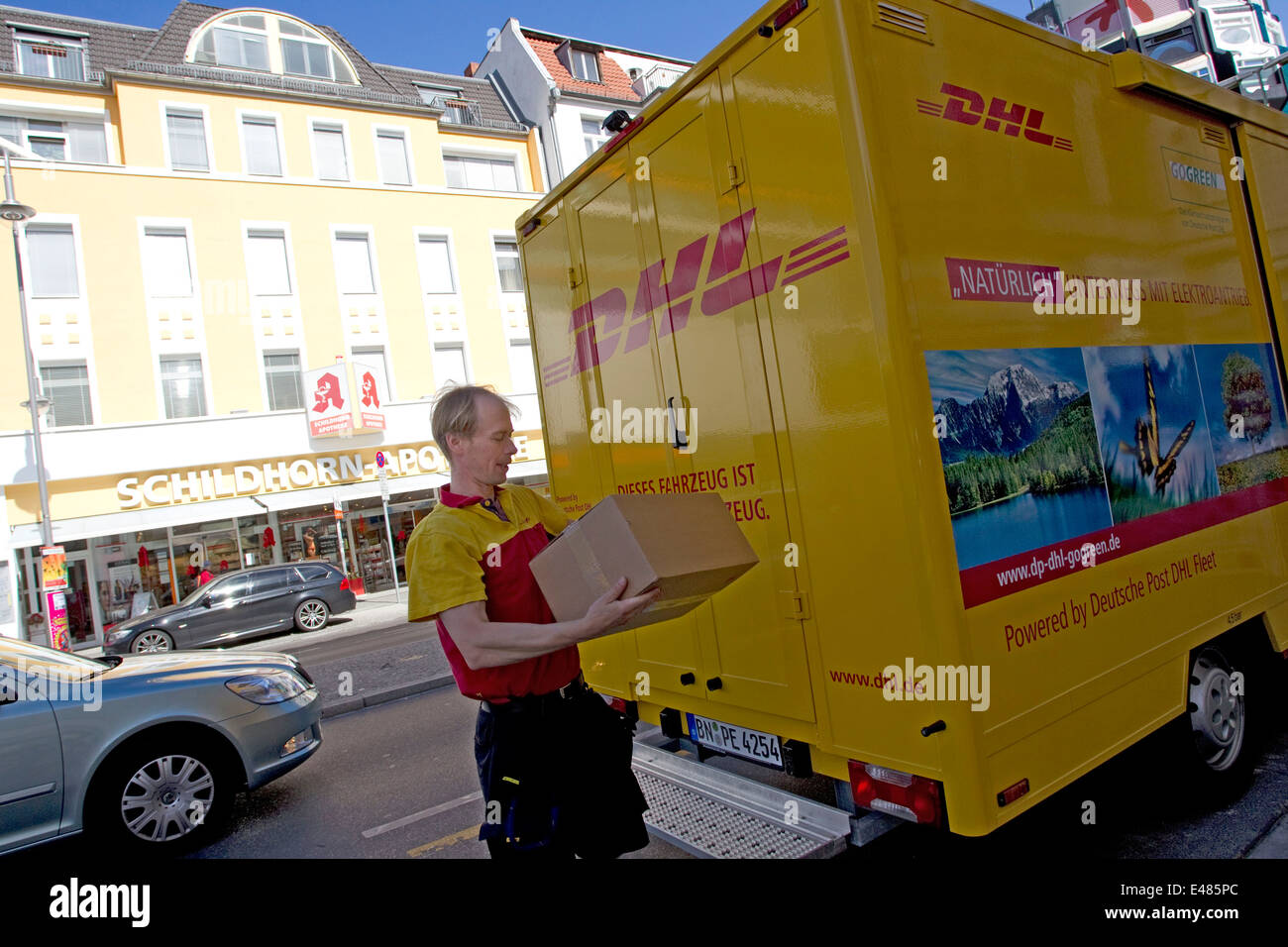 DHL Paket elektrische Auto Stockfoto