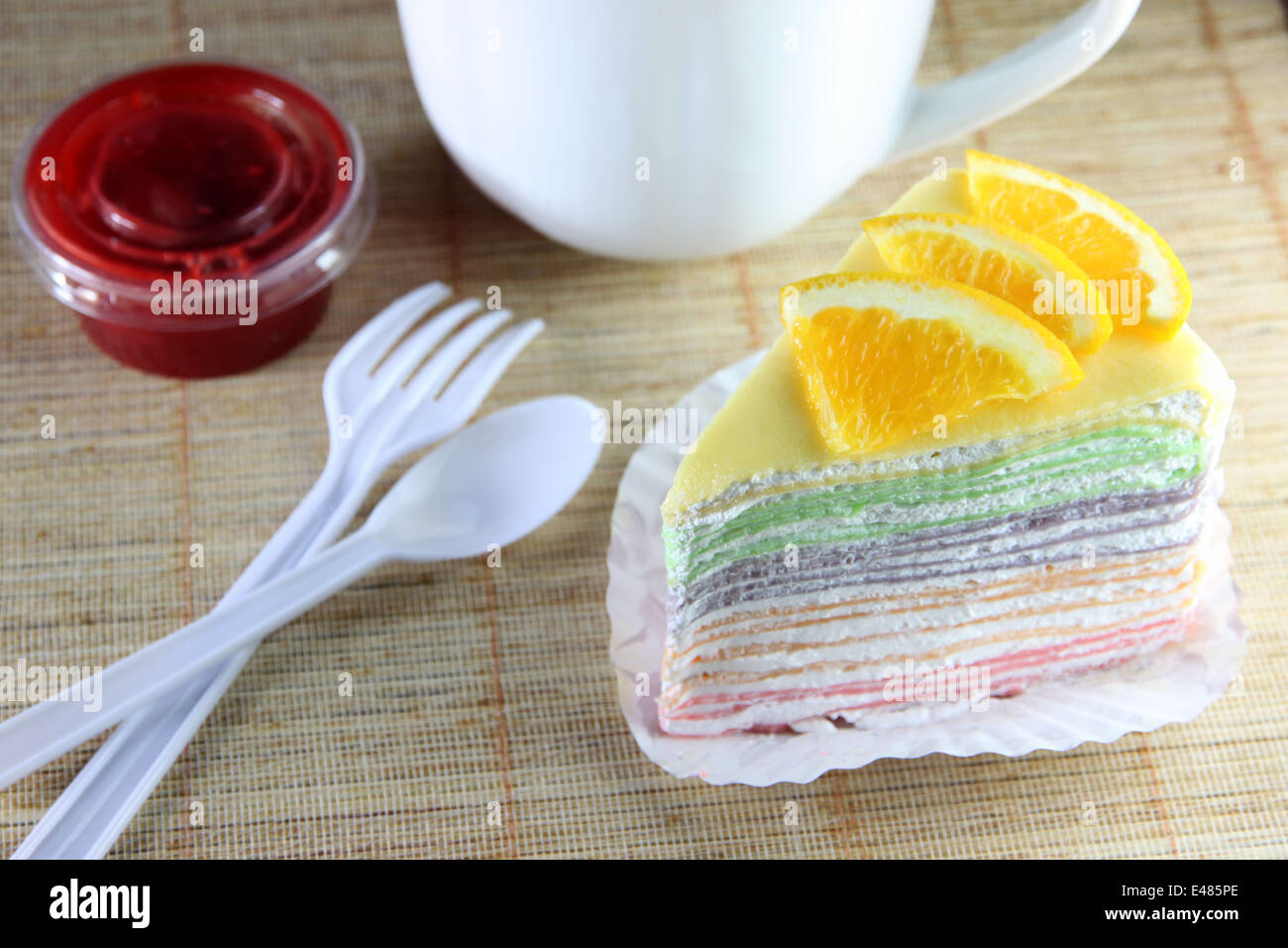 orange-Kuchen und Erdbeermarmelade für Lebensmittel Hintergrund. Stockfoto