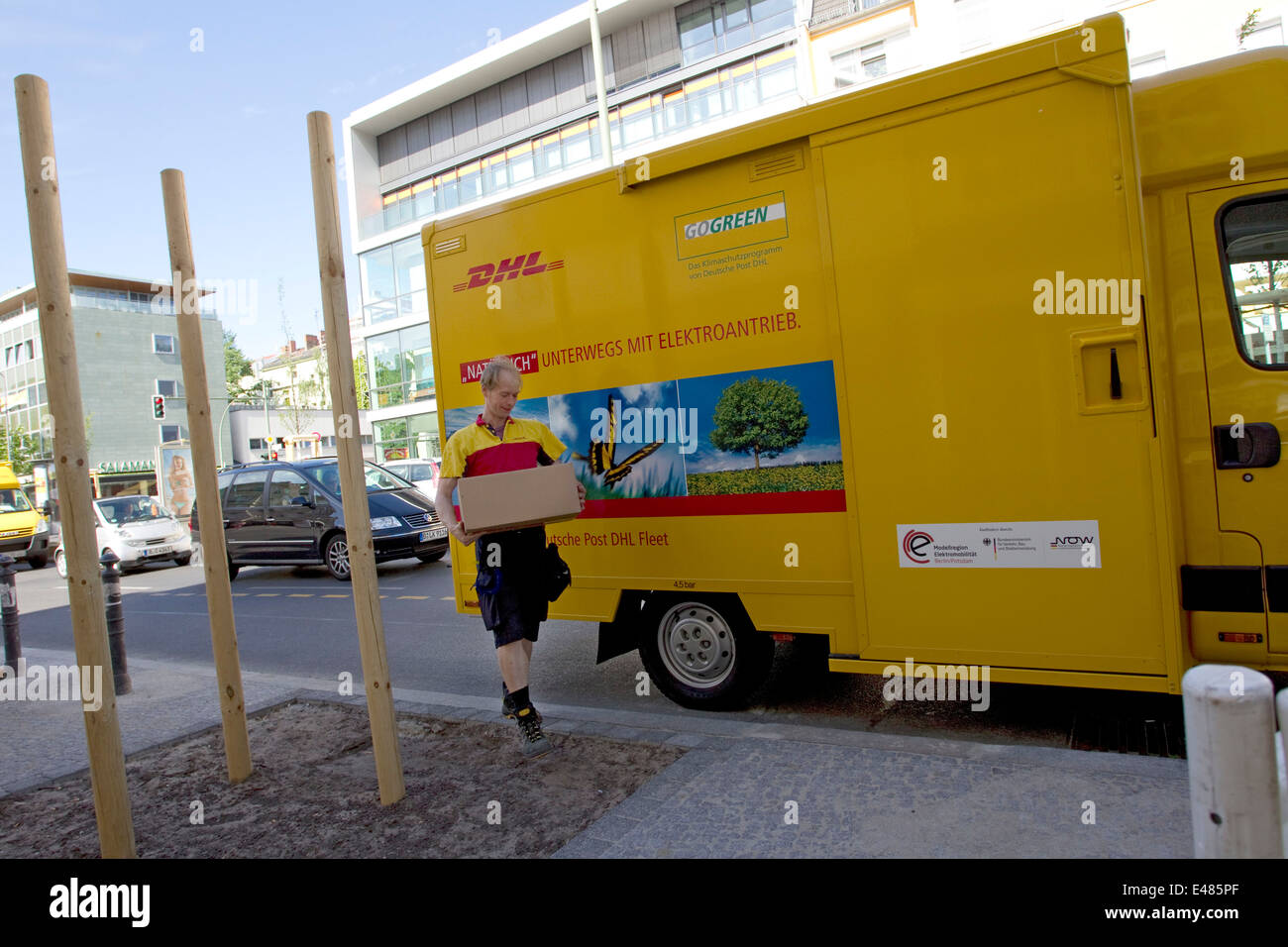 DHL Paket elektrische Auto Stockfoto