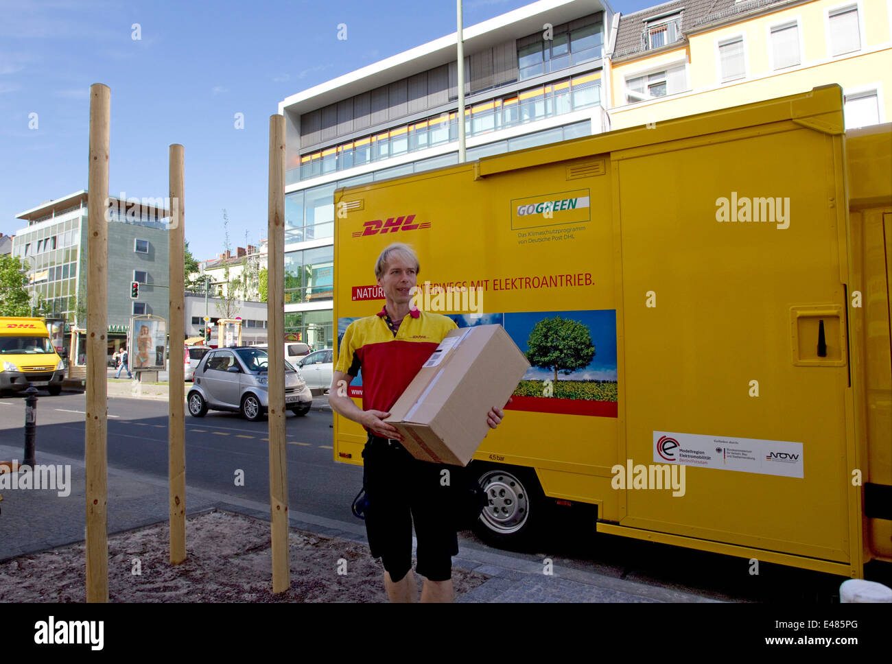 DHL Paket elektrische Auto Stockfoto