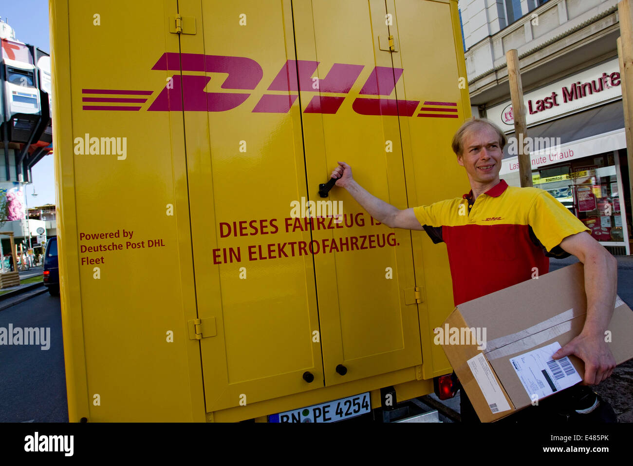 DHL Paket elektrische Auto Stockfoto