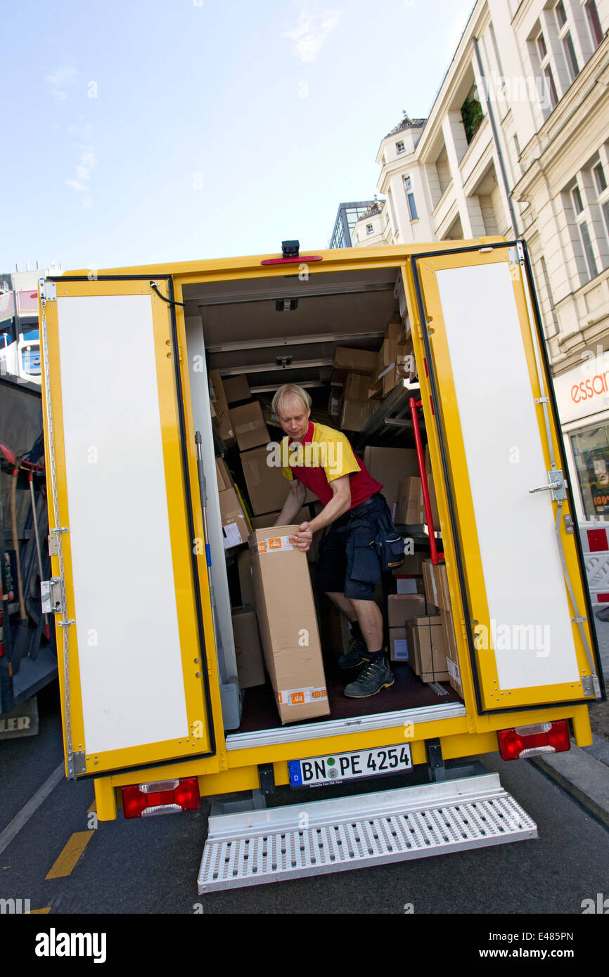 DHL Paket elektrische Auto Stockfoto