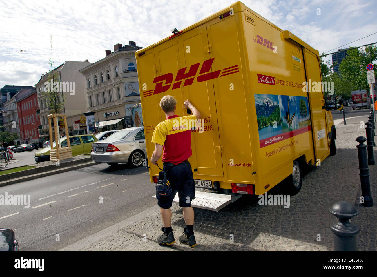 DHL Paket elektrische Auto Stockfoto