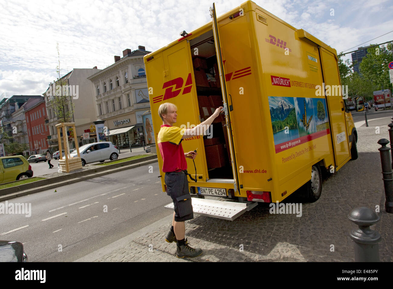 DHL Paket elektrische Auto Stockfoto