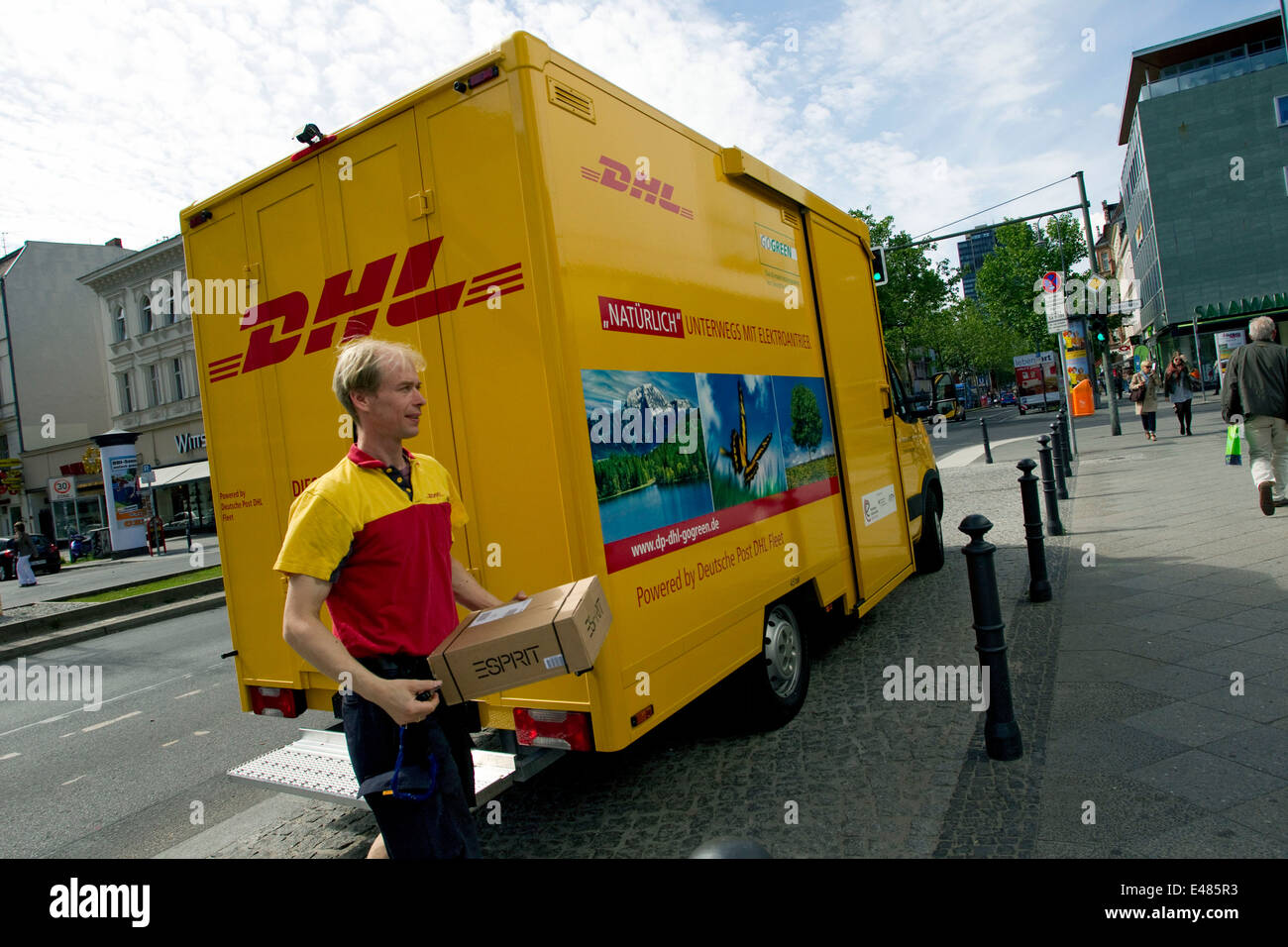 DHL Paket elektrische Auto Stockfoto