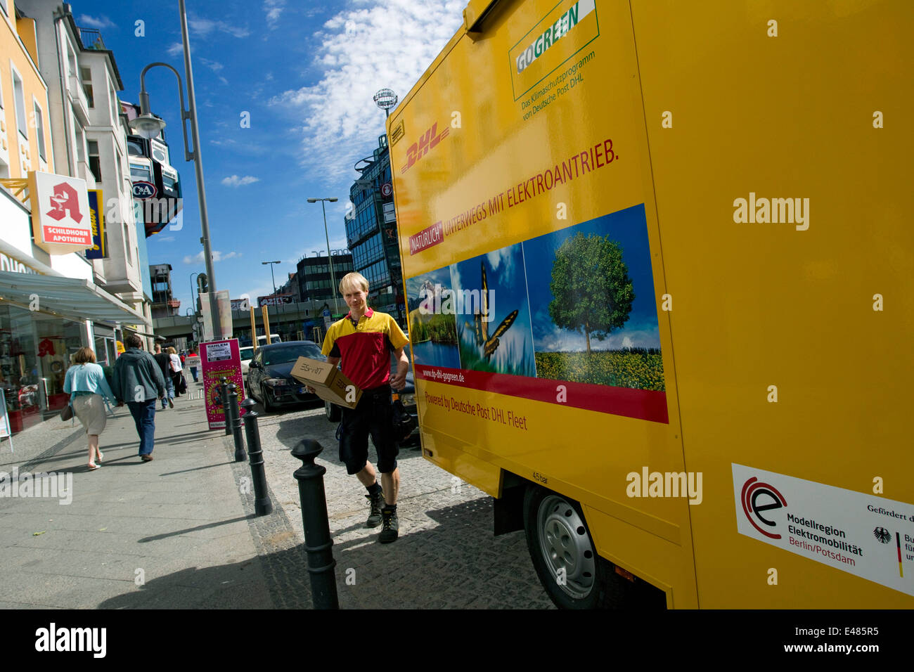 DHL Paket elektrische Auto Stockfoto
