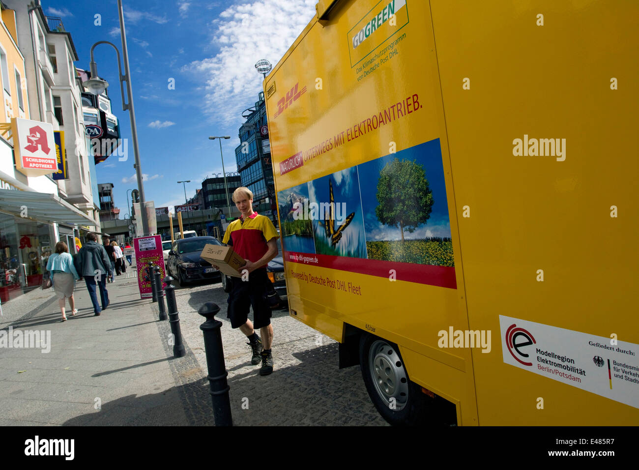 DHL Paket elektrische Auto Stockfoto