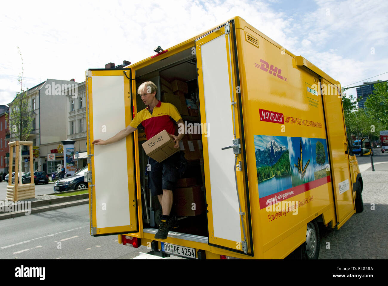 DHL Paket elektrische Auto Stockfoto