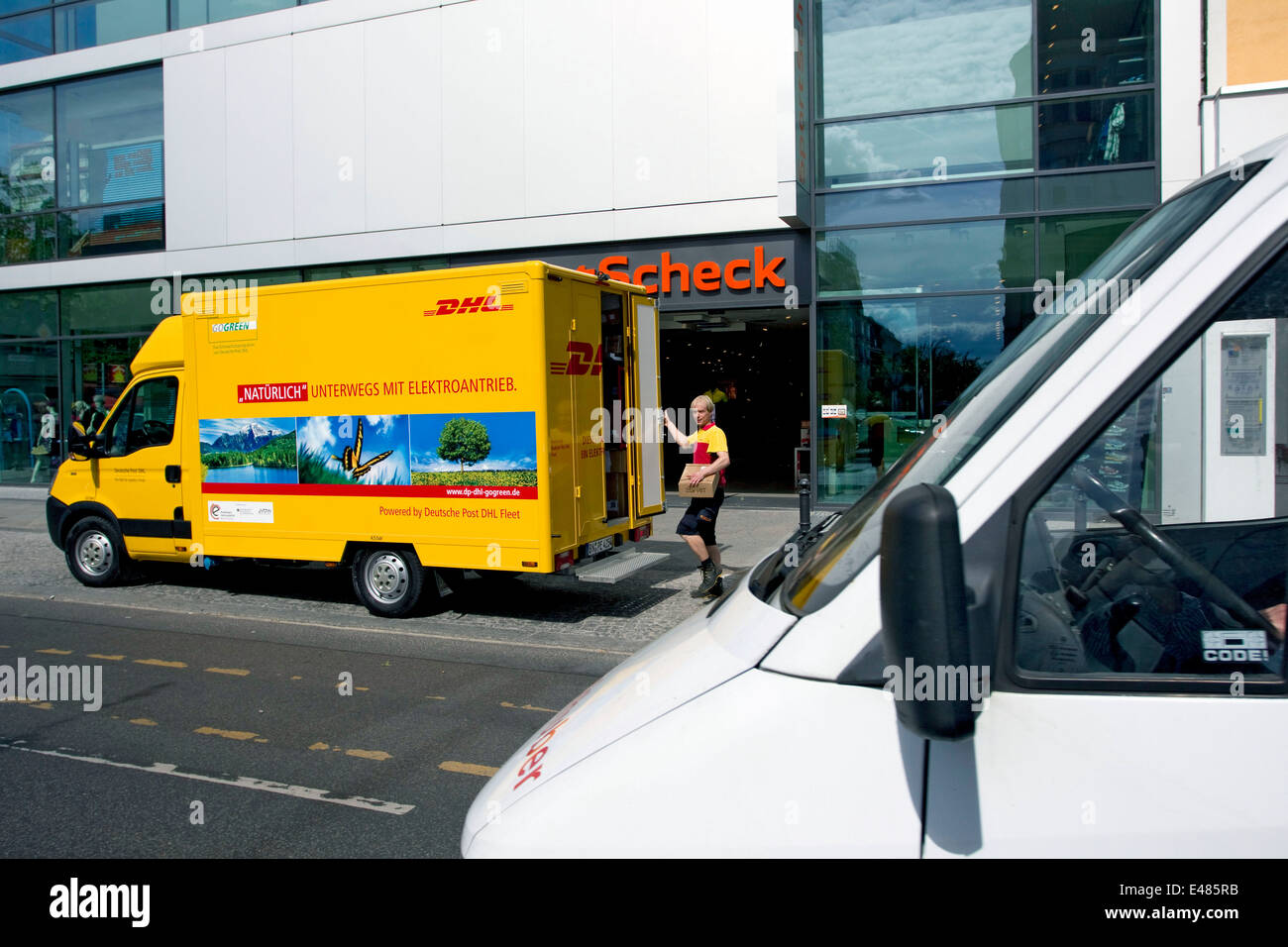 DHL Paket elektrische Auto Stockfoto