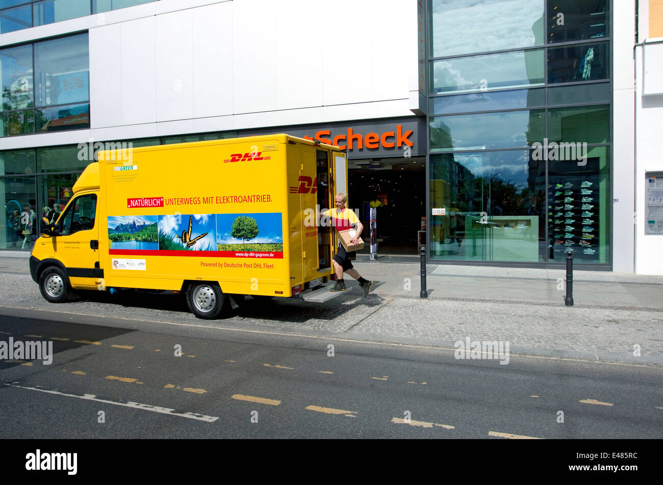 DHL Paket elektrische Auto Stockfoto