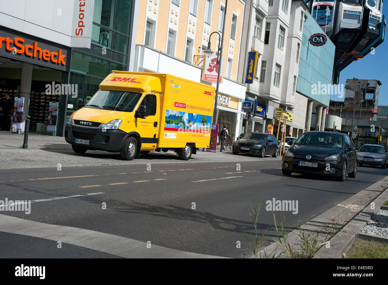 DHL Paket elektrische Auto Stockfoto
