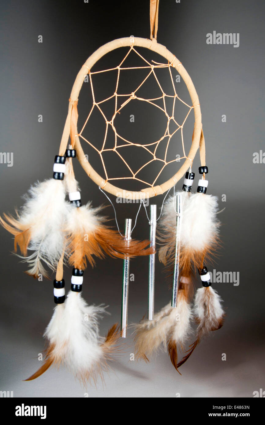 Native American Dream Catcher aus Weide Schilf mit losen Netting und verziert mit Federn, Perlen und Anhänger der Wind. Stockfoto