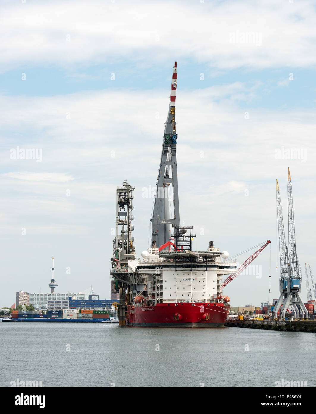 große Krane für den Transport von Containern im niederländischen Hafen Stockfoto